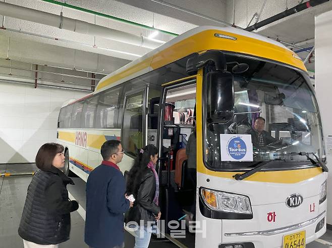 경기도 이지(EG) 투어버스를 외국인 관광객들이 탑승하고 있다.(사진=경기도)