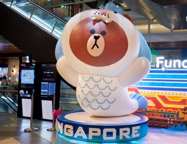 싱가포르 상징인 ‘머라이언’으로 변신한 ‘브라운’. (사진=IPX)