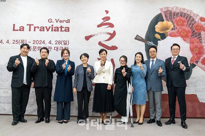 서울시오페라단 ‘라 트라비아타·춘희’ 기자간담회가 16일 서울 종로구 세종문화회관에서 열렸다. 왼쪽부터 바리톤 김기훈, 테너 손지훈, 소프라노 이지현, 지휘자 여자경, 박혜진 서울시오페라단 단장 겸 예술감독, 연출가 이래이, 소프라노 이혜정, 테너 정호윤, 바리톤 유동직. (사진=세종문화회관)