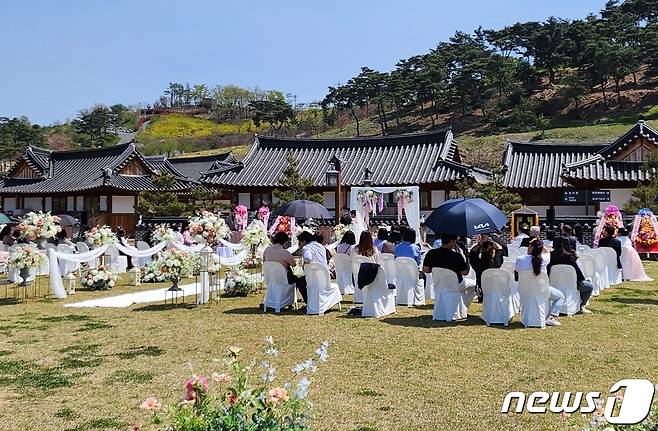 영천한의마을 야외결혼식 장면(영천시 제공) 2024.4.16/뉴스1