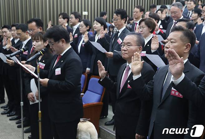 윤재옥 국민의힘 원내대표 겸 당 대표 권한대행 및 당선자들이 16일 서울 여의도 국회에서 열린 제22대 국회 국민의힘·국민의미래 당선자총회에서 결의문 낭독을 하고 있다. 2024.4.16/뉴스1 ⓒ News1 임세영 기자