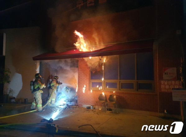 16일 오전 12시 26분께 대전 유성구 원내동의 한 3층 건물 1층 중식당에서 불길이 치솟고 있다. (대전서부소방서 제공) /뉴스1