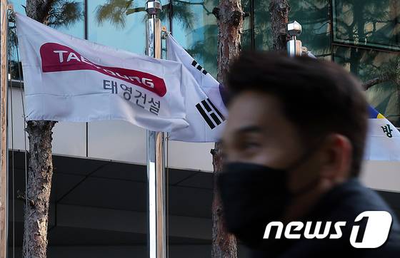 태영건설의 기업 재무구조 개선작업(워크아웃)이 개시된 가운데 12일 서울 여의도 태영건설 본사 앞으로 시민이 지나고 있다.ⓒ News1 박정호 기자