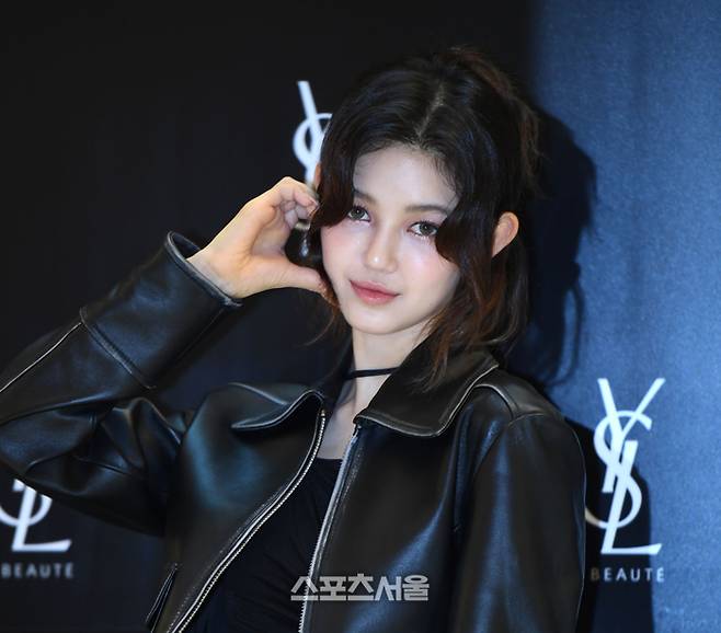 뉴진스 다니엘이 1일 서울 롯데백화점 잠실점 에비뉴엘에서 열린 입생로랑 뷰티 런칭 행사에 참석해 포즈를 취하고 있다.최승섭기자 thunder@sportsseoul.com