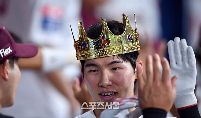 키움 3번타자 김혜성이 16일 고척스카이돔에서 열린 2024프로야구 키움히어로즈와 KT위즈의 경기 3회말 1사 1루에서 쿠에바스를 상대로 우중월 2점홈런을 터트린 후 홈인하고 있다. 2024.04.16.  고척 | 강영조기자 kanjo@sportsseoul.com