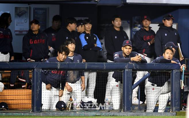 롯데 선수들이 16일 잠실야구장에서 열린 2024 KBO리그 LG와 경기를 지켜보고 있다.  2024. 4. 16. 잠실 | 최승섭기자 thunder@sportsseoul.com