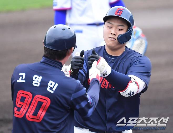 27일 일본 오키나와 온나손 아카마구장에서 삼성-롯데 평가전이 열렸다. 1회 롯데 한동희가 삼성 레예스를 상대로 3점 홈런을 날렸다. 그라운드를 돌고 있는 한동희. 오키나와(일본)=송정헌 기자songs@sportschosun.com/2024.02.27/