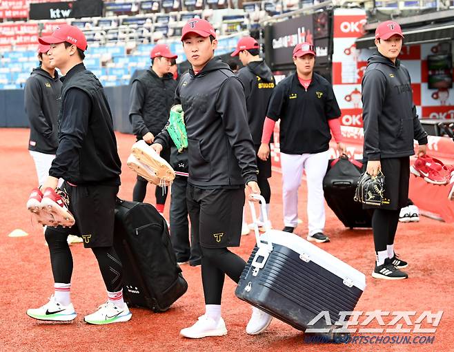 3일 수원KT위즈파크에서 열린 KIA와 KT의 경기, KIA 윤영철과 곽도규가 워밍업을 위해 그라운드로 나서고 있다. 수원=허상욱 기자wook@sportschosun.com/2024.04.03/