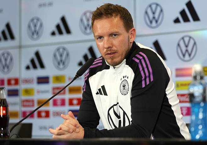 결국 김민재의 거취는 새 감독에게 달렸다. 율리안 나겔스만이 부임한다면 그의 손에 정해진다. 스포츠일러스트레이티드 독일판은 '바이에른은 변화에 직면해 있다. 선수단은 크게 재구성 될 것이고, 늙고 저조한 선수들은 떠나야 한다. 아마 나겔스만에게 의사 결정 권한이 주어질 것이다. 나겔스만은 첫 번째 부임 당시 원하는 선수들을 데려오지 못했다. 두 번째 부임에서 같은 일이 일어나서는 안 된다. 아마 그는 자신이 원하는대로 선수단을 짤 수 있을 것이다'라며 나겔스만이 선수단 구성에 큰 영향력을 미칠 것이라고 주장했다. EPA연합뉴스