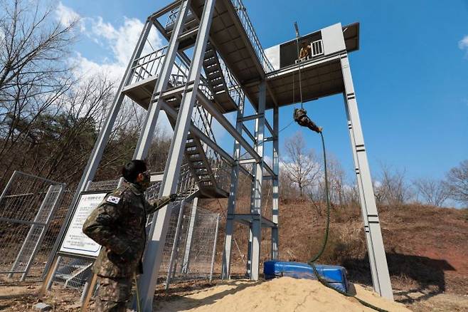 장병들은 조교에게 안전수칙을 듣고 레펠타워 앞에서 망설임없이 뛰어내리고 있다. (사진제공=50사단)