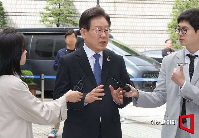 16일 이재명 민주당 대표가 서울중앙지법에서 열린 대장동 개발 비리 의혹 사건 공판에 출석하기 위해 법원에 도착해 법정으로 들어가며 기자들에게 검찰의 이화영 전 경기도 평화부지사에 대한 술자리 회유 의혹에 대해 이야기하고 있다.  사진=허영한 기자 younghan@