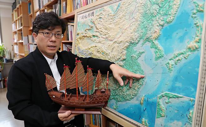 조영헌 고려대 역사학과 교수가 2일 서울 고려대학교에서 본지와 인터뷰를 갖고 대운하시대와 관련 이야기를 하고 있다. /남강호 기자