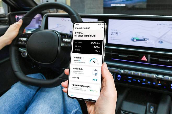 현대차·기아 운전자가 고객 서비스 앱의 드라이빙 인사이트 메뉴에서 서울시 에코마일리지 연동을 확인하는 모습. /현대차·기아 제공