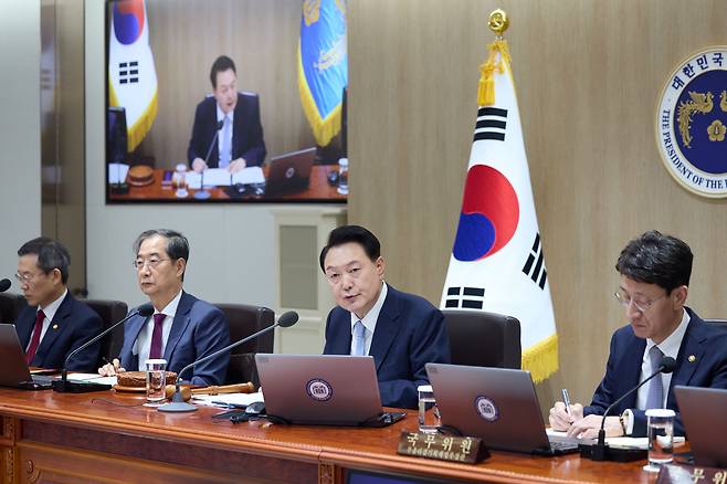 윤석열 대통령이 16일 용산 대통령실 청사에서 열린 국무회의에서 모두발언을 하고 있다. /뉴스1