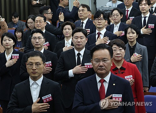 16일 국회에서 열린 국민의힘과 국민의미래 당선자 총회에서 제22대 국회 당선인들이 국기에 대한 경례를 하고 있다. [연합뉴스]