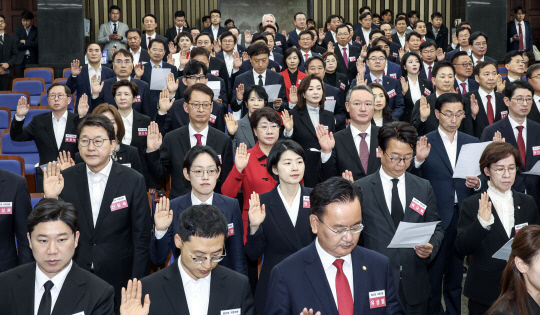 16일 국회에서 열린 국민의힘·국민의미래 제22대 국회의원 당선인 총회에서 당선인들이 '우리의 결의' 결의문을 채택하고 있다.<연합뉴스 사진>