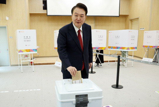 제22대 국회의원 선거 사전투표가 시작된 지난 4월5일 윤석열 대통령이 부산 강서구 명지1동 행정복지센터 사전투표소에서 투표용지를 투표함에 넣고 있다.<대통령실통신사진기자단·연합뉴스>