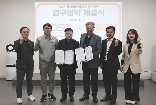 이대호 원소프트다임 대표(왼쪽에서 세번째)와 이헌수 경산이노베이션아카데미 학장이 업무협약을 맺었다.