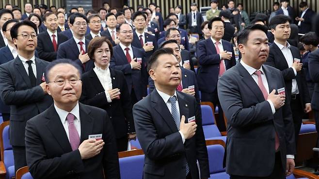 16일 국회에서 열린 국민의힘과 국민의미래 당선자 총회에서 제22대 국회 당선인들이 국민의례를 하고 있다. 사진=서동일 기자