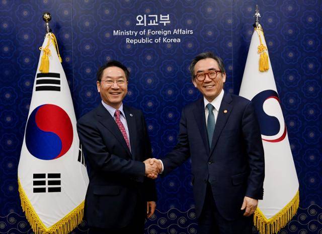 유정복(왼쪽) 인천시장이 15일 서울 종로구 외교부에서 2025 아시아태평양경제협력체(APEC) 정상회의 유치를 위해 조태열 외교부 장관을 만나 악수하고 있다. 인천시 제공