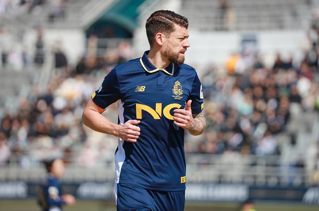 2024시즌 서울 이랜드 유니폼을 입은 오스마르. 사진=서울 이랜드