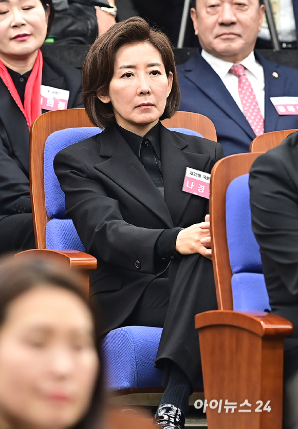 나경원 국회의원 당선인이 16일 서울 여의도 국회에서 열린 제22대 국회 국민의힘·국민의미래 당선자총회에 참석하고 있다. [사진=곽영래 기자]