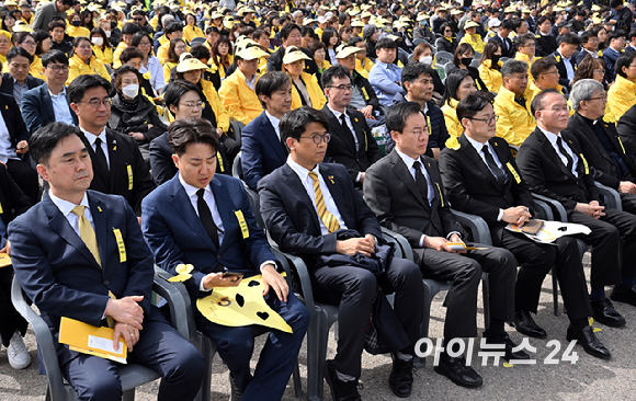 새로운미래 김종민 공동대표(왼쪽부터), 개혁신당 이준석 대표, 녹색정의당 김준우 상임대표, 더불어민주연합 윤영덕 공동대표, 더불어민주당 홍익표 원내대표, 국민의힘 윤재옥 당대표 권한대행 겸 원내대표가 16일 오후 경기도 안산시 화랑유원지에서 열린 세월호 참사 10주기 기억식에 참석하고 있다. [사진=공동취재]