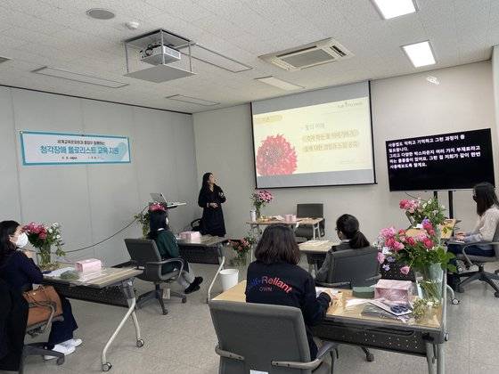 플립플라워에서는 청각장애인 플로리스트를 양성하고, 이들이 만든 작품으로 정기구독 서비스를 운영한다.