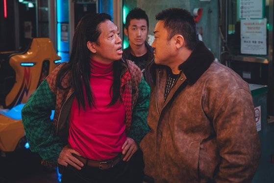 '범죄도시' 1편부터 출연한 연변 출신 장이수 캐릭터(박지환)는 이번엔 수사 전반에 뛰어들며 감초 분량이 더 커졌다. 사진 에이비오엔터테인먼트, 플러스엠 엔터테인먼트