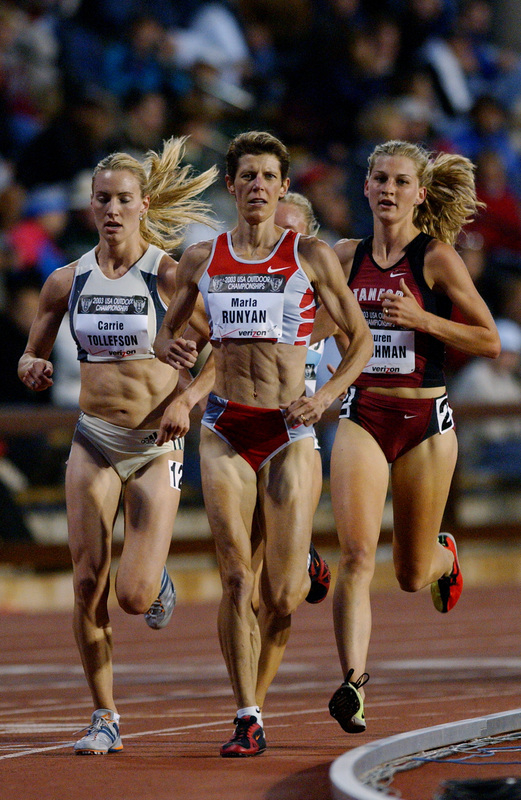 2003년 6월 20일 캘리포니아 팔로 알토에서 열린 2003 USA 야외 육상 선수권 대회 여자 5000미터 경기에서 로넌 플레시먼을 비롯한 선수들이 달리고 있다. 게티이미지
