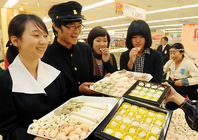 A yeot-selling event is held at an E-mart store nine days before the national college entrance exam on Nov. 9, 2008. (Herald DB)