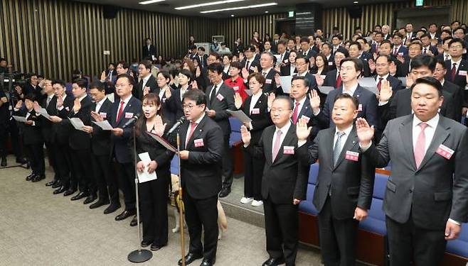 16일 국회에서 열린 국민의힘과 국민의미래 당선자 총회에서 제22대 국회의원 당선인들이 결의문을 채택하고 있다. 연합뉴스