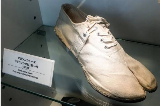 일본 고베 아식스 역사관에 전시된 1953년 아식스 마라톤화. [나무위키 캡처]