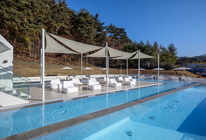 최근 개장한 가든풀 / 사진=스위트호텔 남원