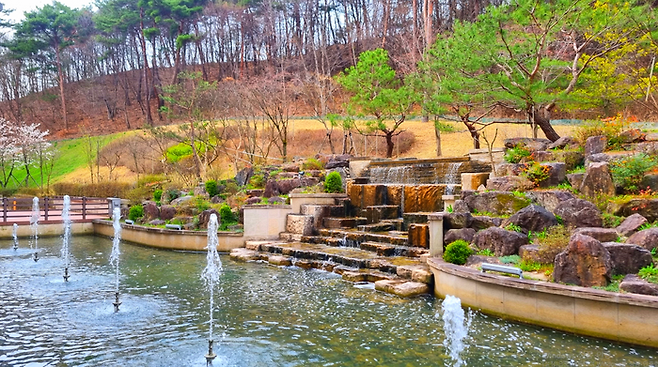 라 카페 옆 인공 폭포 / 사진=스위트호텔 남원