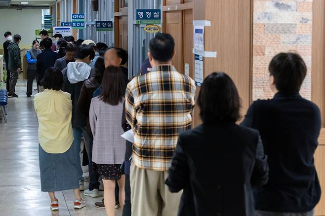 제22대 국회의원선거일인 지난 10일 오전 유권자들이 서울 원명초등학교에 마련된 서초4동 제4투표소에서 투표를 위해 줄을 서 있다.  [연합뉴스]