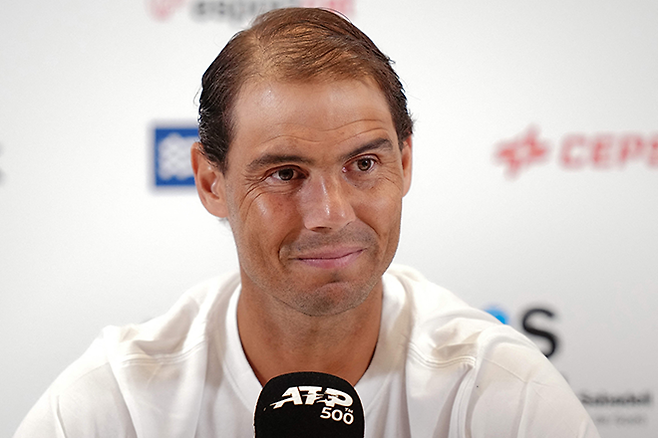 라파엘 나달이 2024 프로테니스협회 투어 ATP 500시리즈 스페인 바르셀로나 오픈 사전 기자회견 질문을 듣고 있다. 사진=AFP=연합뉴스 제공