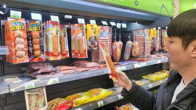 몽골에 진출한 편의점 CU가 K편의점 음식 상품 판매에서 긍정적인 반응을 얻고 있다. 사진은 몽골 CU 점포의 핫바 매대. /사진=BGF리테일