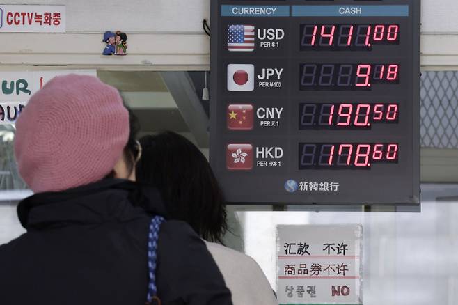 16일 서울 명동의 환전소에서 원·달러 환율이 1411원에 거래되고 있다./사진=뉴시스