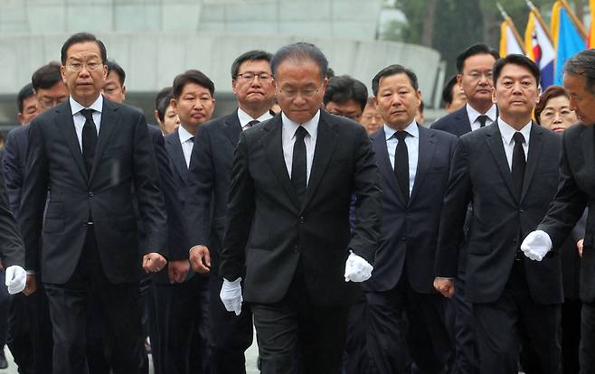 윤재옥 국민의힘 당 대표 권한대행이 16일 오전 서울 동작구 국립서울현충원에서 22대 총선 당선인들과 함께 참배를 마친 뒤 이동하고 있다. [연합]