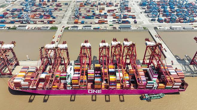 중국 저장성 저우산항의 다푸커우 컨테이너터미널에서 지난 9일 선박들이 컨테이너 선적·하역 작업을 하고 있다.