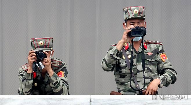 린다 토마스-그린필드 주유엔(UN) 미국대사가 판문점 공동경비구역(JSA)에 방문한 16일 오전 북한 판문각에서 군인들이 채증을 하고 있다. 사진=청사사진기지단