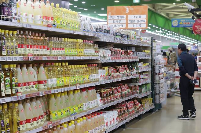 가공식품 실구매가가 1년 새 6%가량 오른 것으로 나타난 14일 서울의 한 대형마트에서 시민이 식용유를 고르고 있다. 식용유(100㎖)는 지난해 1분기 평균 643.3원에서 올해 1분기 963.7원으로 49.8% 올라 가장 높은 상승률을 기록했다. [연합]