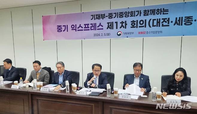 [대전=뉴시스] 홍두선 기획재정부 차관보가 5일 대전시 서구 중소기업중앙회 대전세종충남지역본부에서 열린 '중기 익스프레스 1차 회의'를 주재하고 모두발언을 하고 있다. (사진=기획재정부 제공) 2024.02.05