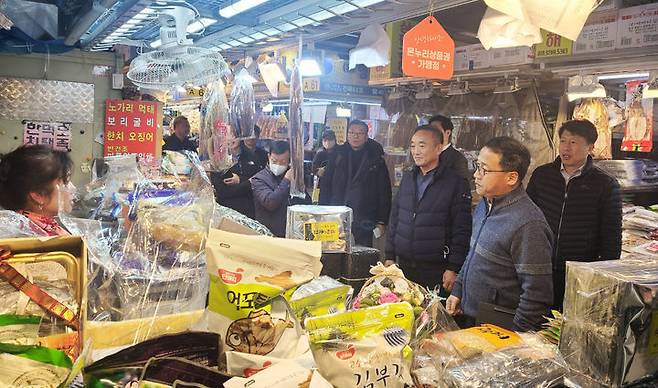 [세종=뉴시스] 홍두선 기획재정부 차관보는 23일 서울 가락동 농수산물종합도매시장을 방문해 상인들과 대화하며 주요 먹거리 가격 동향을 확인하고 있다. (사진=기재부 제공) *재판매 및 DB 금지