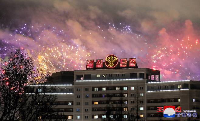 북한은 지난 14일 평양 김일성광장에서 김일성 주석 생일 112주년 기념 청년학생들의 야회 및 축포발사가 열렸다고 조선중앙통신이 15일 보도했다. 연합뉴스