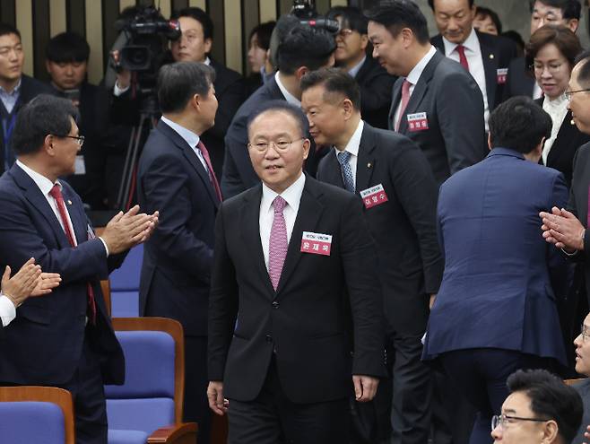 국민의힘 윤재옥 원내대표 겸 당 대표 권한대행 등 당 지도부가 16일 국회에서 열린 당선자 총회에 입장하고 있다. 연합뉴스