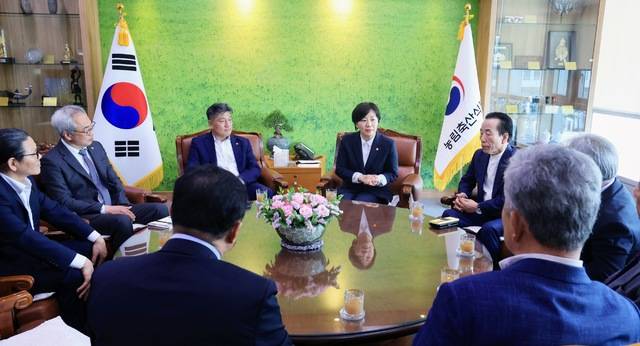 송미령 농림축산식품부 장관(왼쪽 네번째)이 16일 오후 정부세종청사에서 축산단체협의회 신임 회장단과 정책간담회를 하고 있다. 농식품부