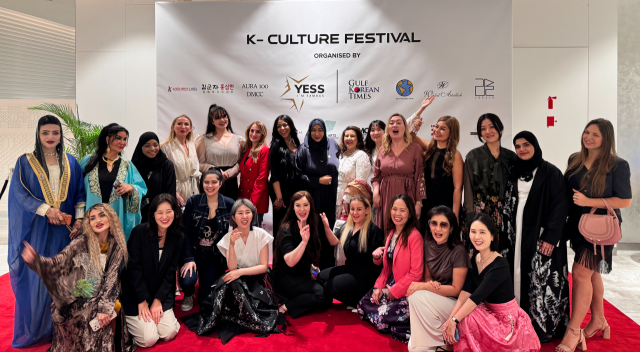 ▲대한민국 모던 한복의 대표 브랜드로 성장한 '리슬'이 두바이에서 열린 패션쇼에 초청을 받아 의상을 선보였다. 아래 앉은 줄 하얀 상의가 황이슬 대표. ⓒ리슬 홈페이지