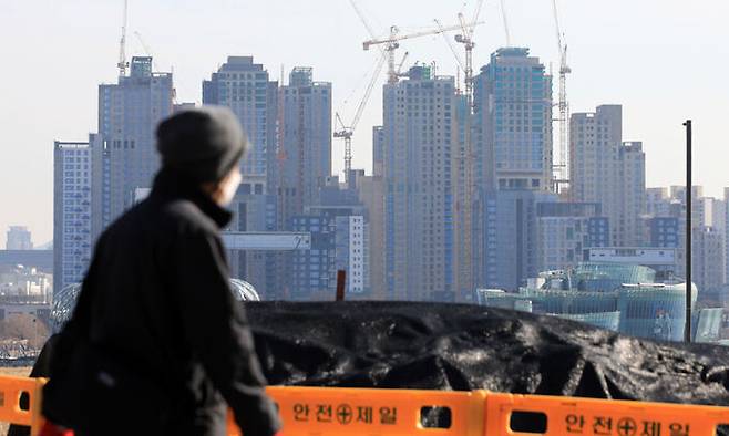 서울의 한 아파트 단지 건설현장에서 공사가 진행되고 있다. 뉴스1.